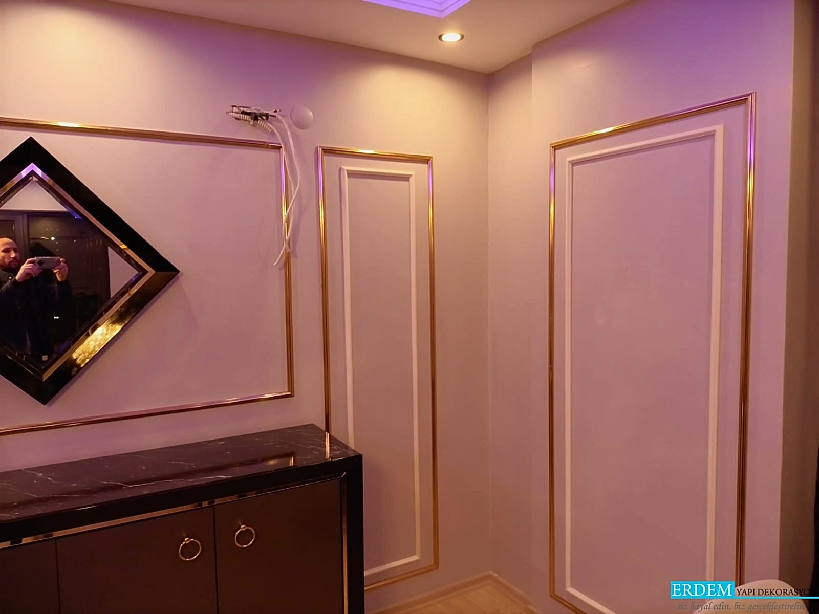 Beyaz ve Gold kombin duvar ��tas�