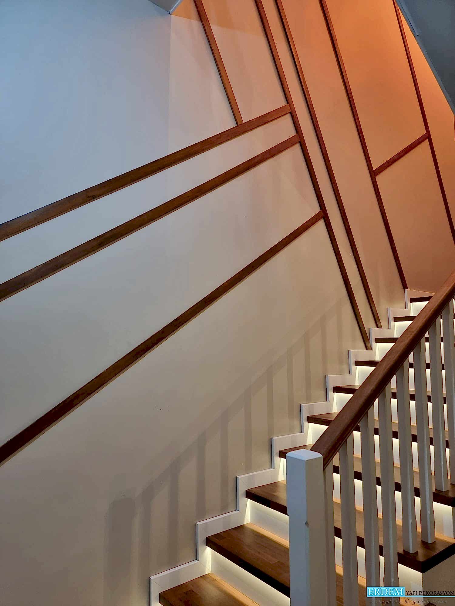 Merdivende Vernikli Ah�ap ��ta Uygulama