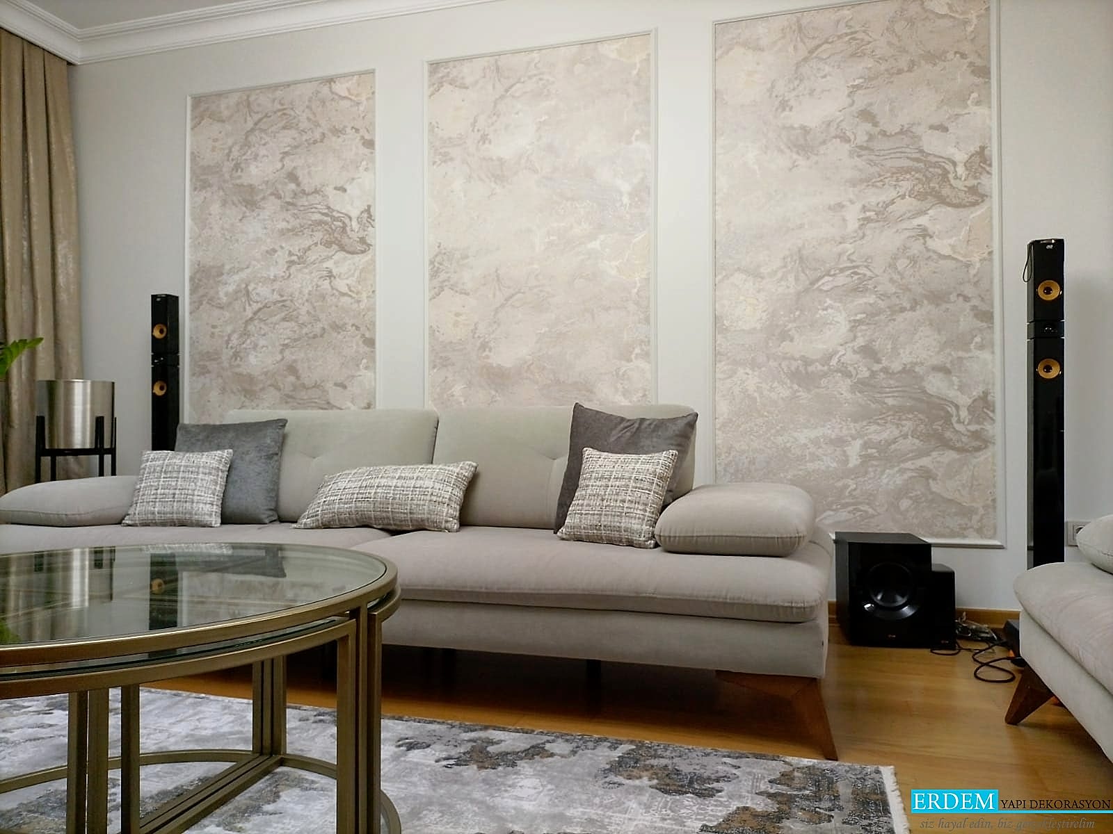 Duvar ka��d� etraf�na ��ta